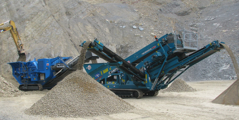 TEREX PEGSON XH250 beschickt POWERSCREEN CHIEFTAIN 400